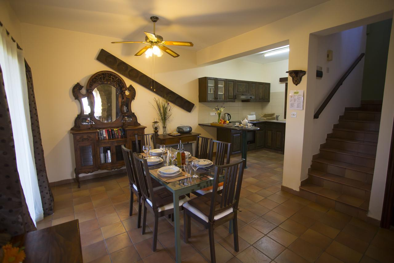 George Houses Pentakomo Oda fotoğraf